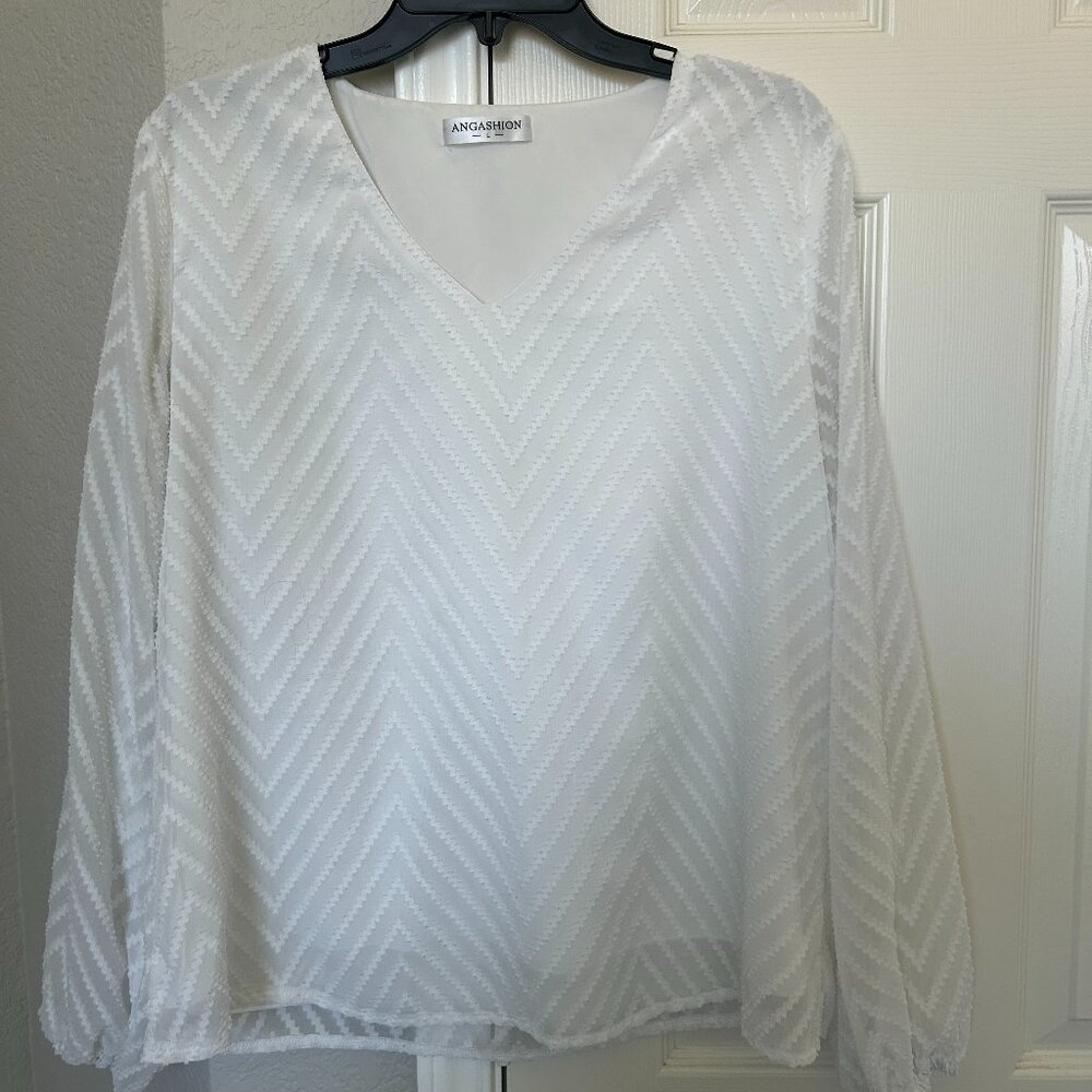 Angashion White Chevron Pattern Blouse with Long Puff Sleeves - Large